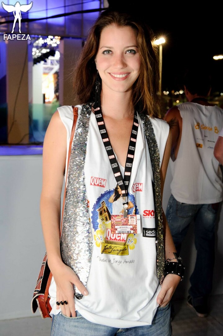 Nathalia Dill